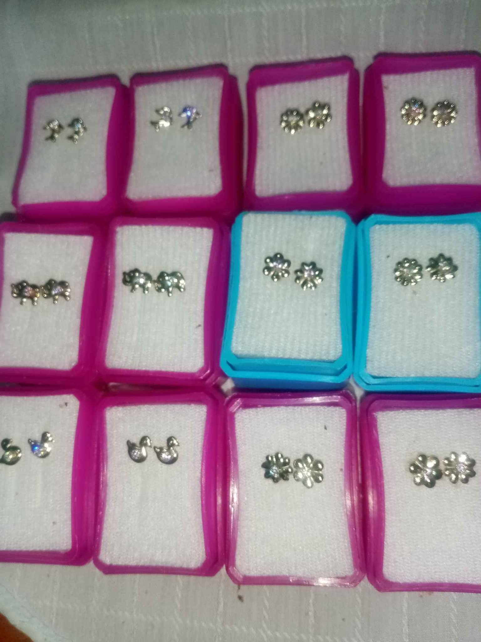 Arete de oro 10 kilates estilo figuras precio 125 vendemos. Por docena cel 5007 4931