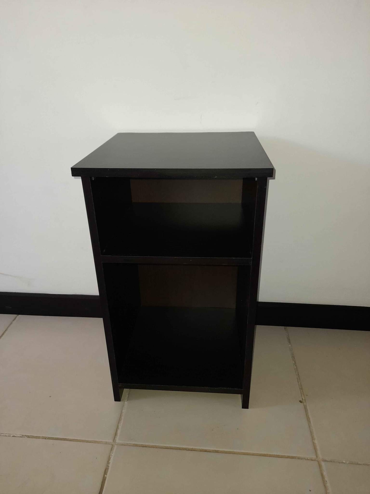 Mesita de melamina con respaldo.