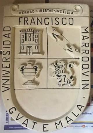 Escudos de material yeso de más de 40 años de antigüedad Q300.00 más envío