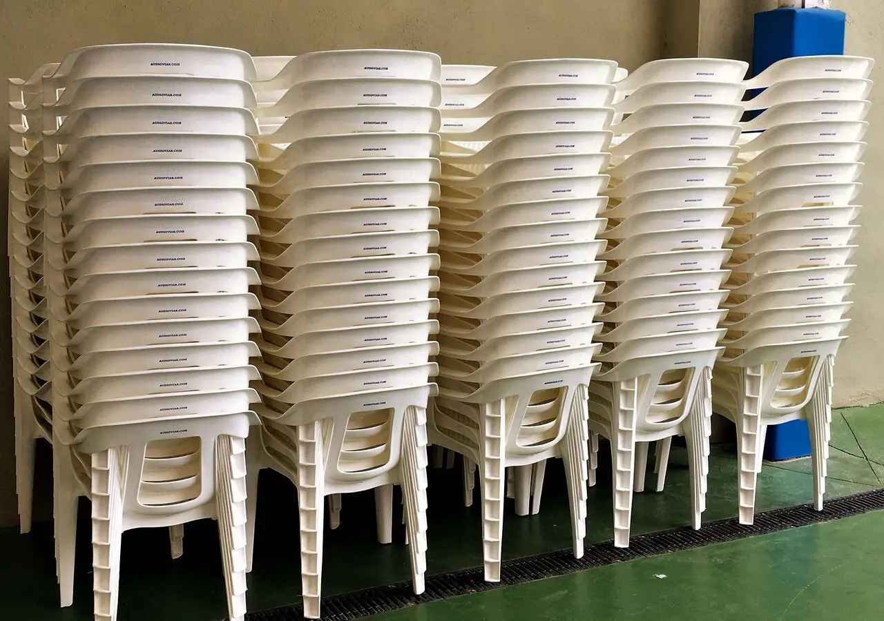 7 sillas de plástico usadas. No quebradas ganga. Z7 capital