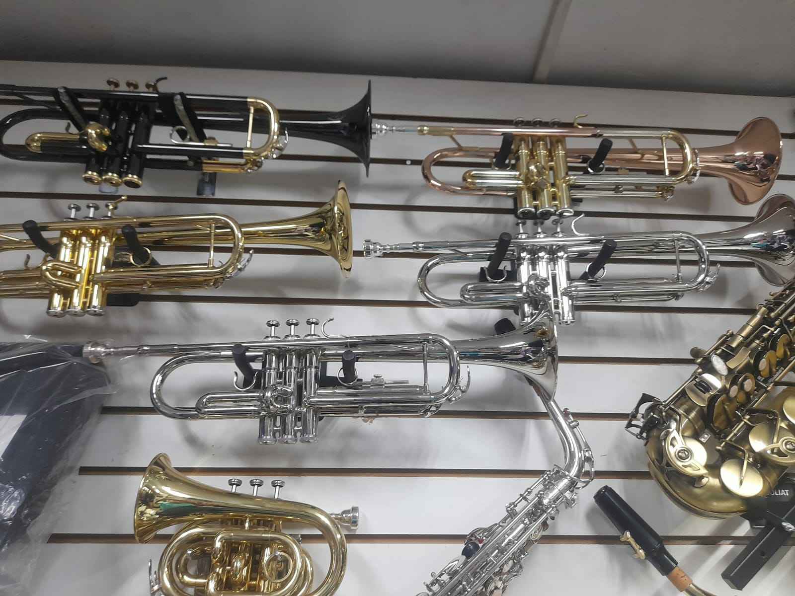 TROMPETAS Y SAXOFONES