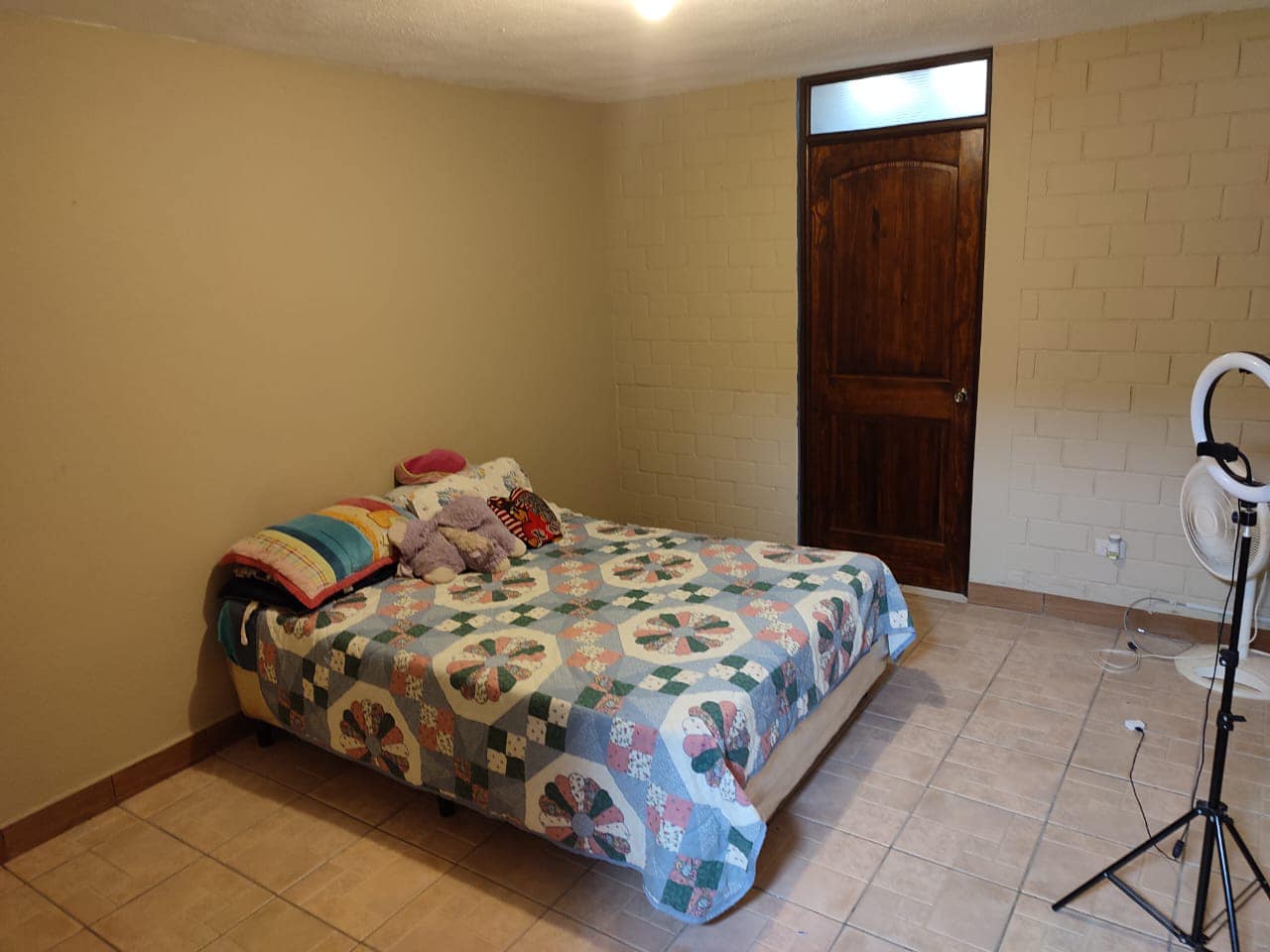 ——-2 habitaciones y 1 local ———-
 1. Local para negocio:
 Baño incluido
 Sobre e
