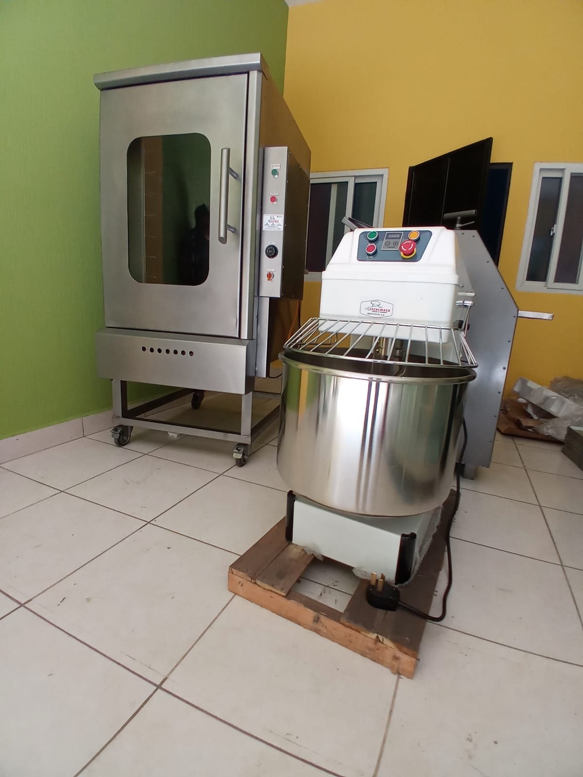 OLLA AMASADORA Y REFINADORA 
 DE 25LBS 
 TAZON DE ACERO INOXIDABLE 
 3 VELOCIDAD