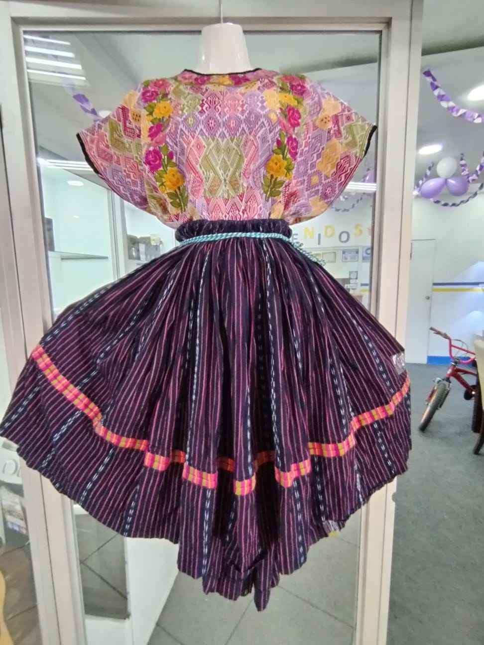 Traje Típico Quetzalteco Guipil y Corte para señorita de 17 a 20 años   Bordado