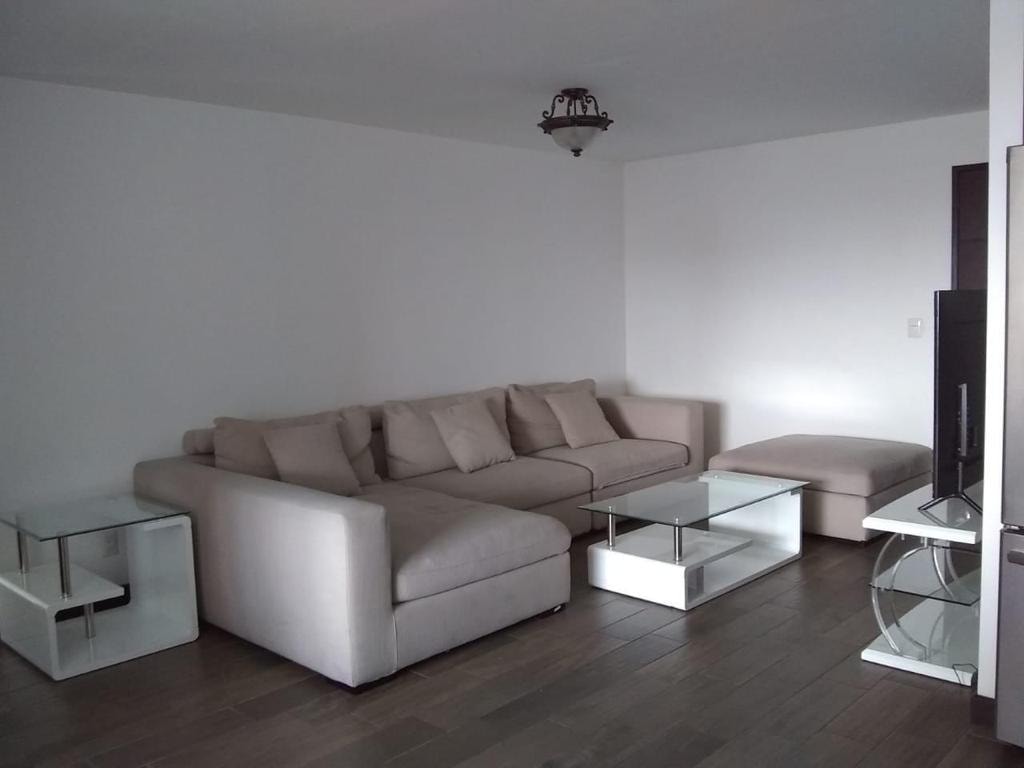 *ALQUILER* 

 *EDIFICIO VERONA*

■ Zona 10 
■Nivel 16
■128 metros 
■2 parqueos