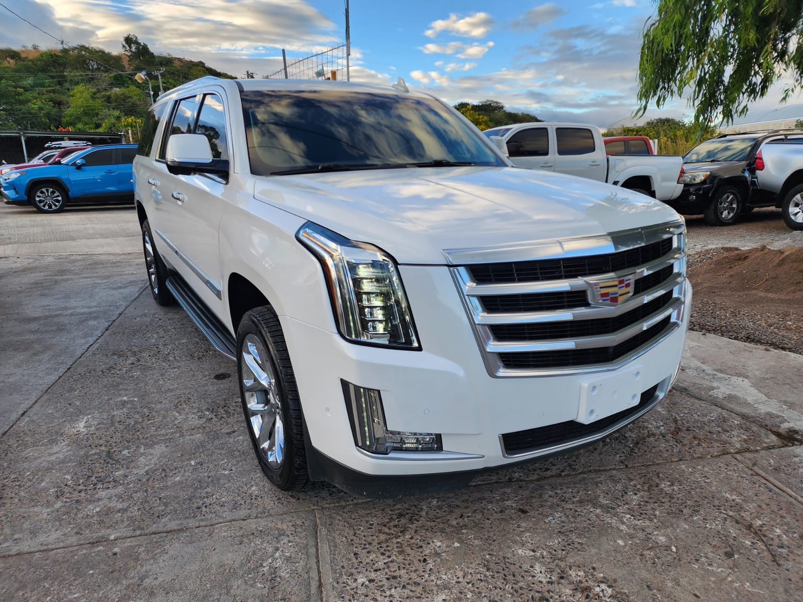 ESCALADE de colección modelo 2016 automática 4x4 gasolina 8 cilindros motor 6200