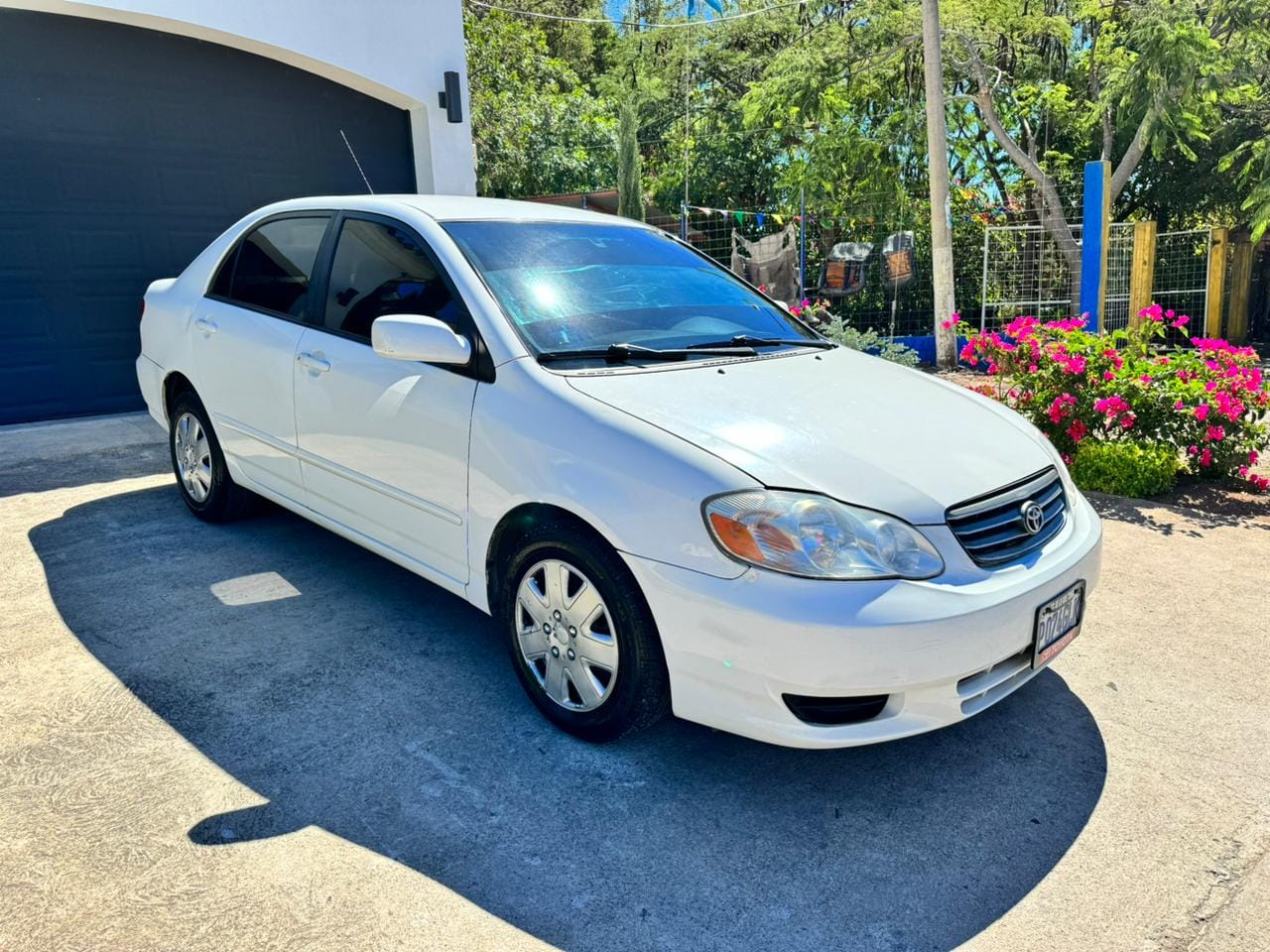 A la venta sedan 
 Tapiceria de tela 
 Aire acondicionado frío 
 Vidrios eléctri