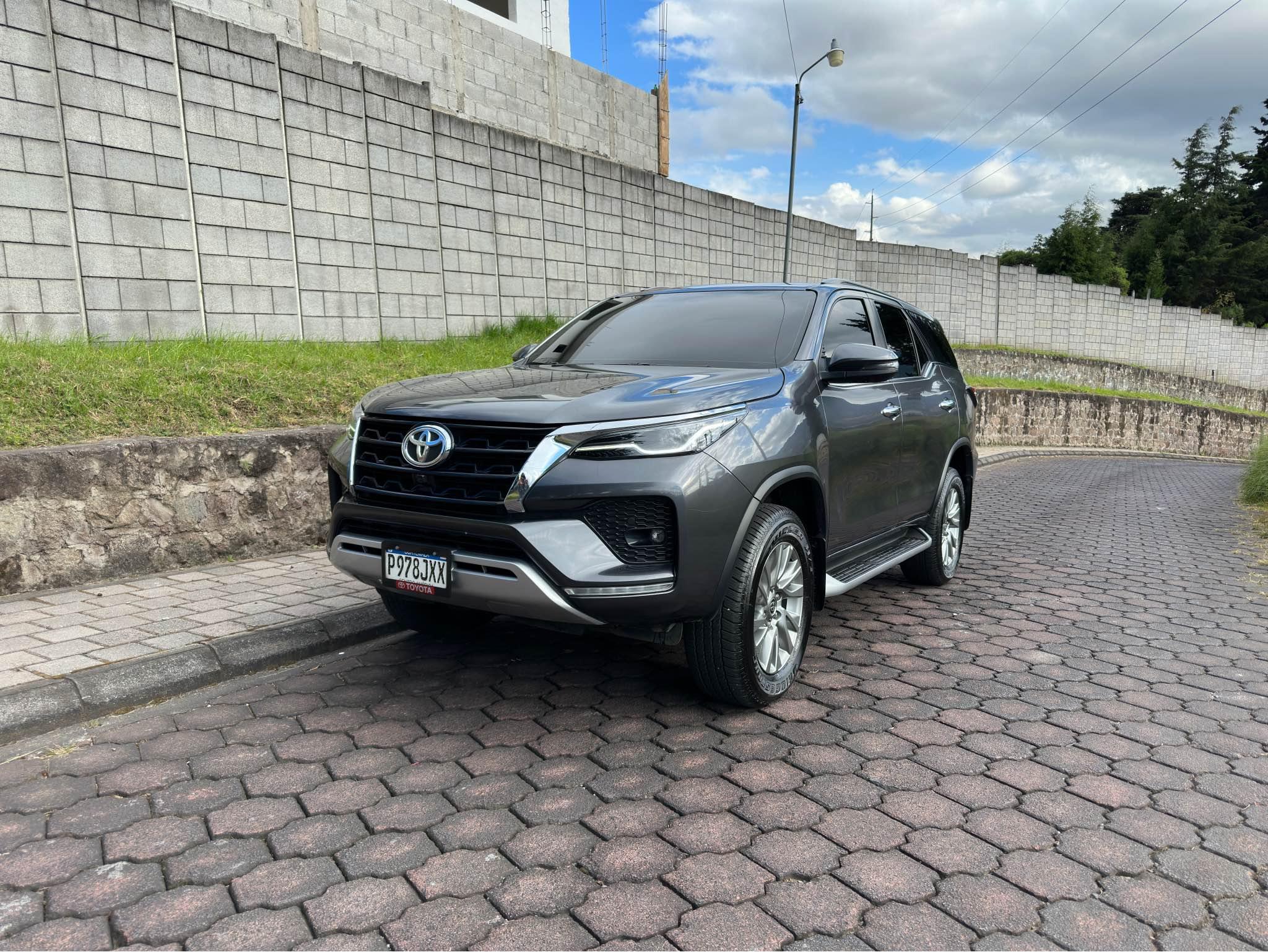 Precio Q.465,000.00 

Mas info: 4953-7434 

 Toyota Fortuner SRV 

Origen. Agen