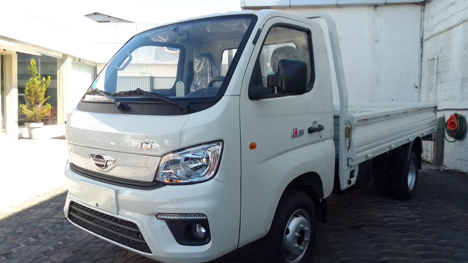 Camioncito 2.5 toneladas de carga 
 4 Cilindros 
 Aire acondicionado de fabrica