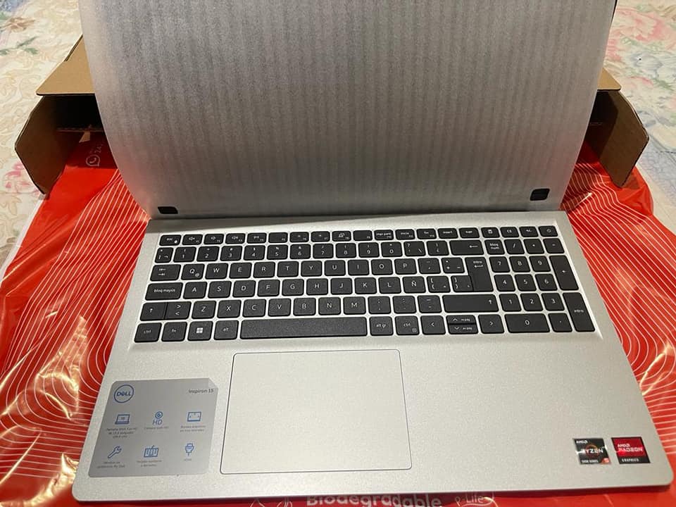 Laptop DELL Inspiron 15
3000 modelo 3525
Platinum silver
 Pantalla
15.6 FHD Disp