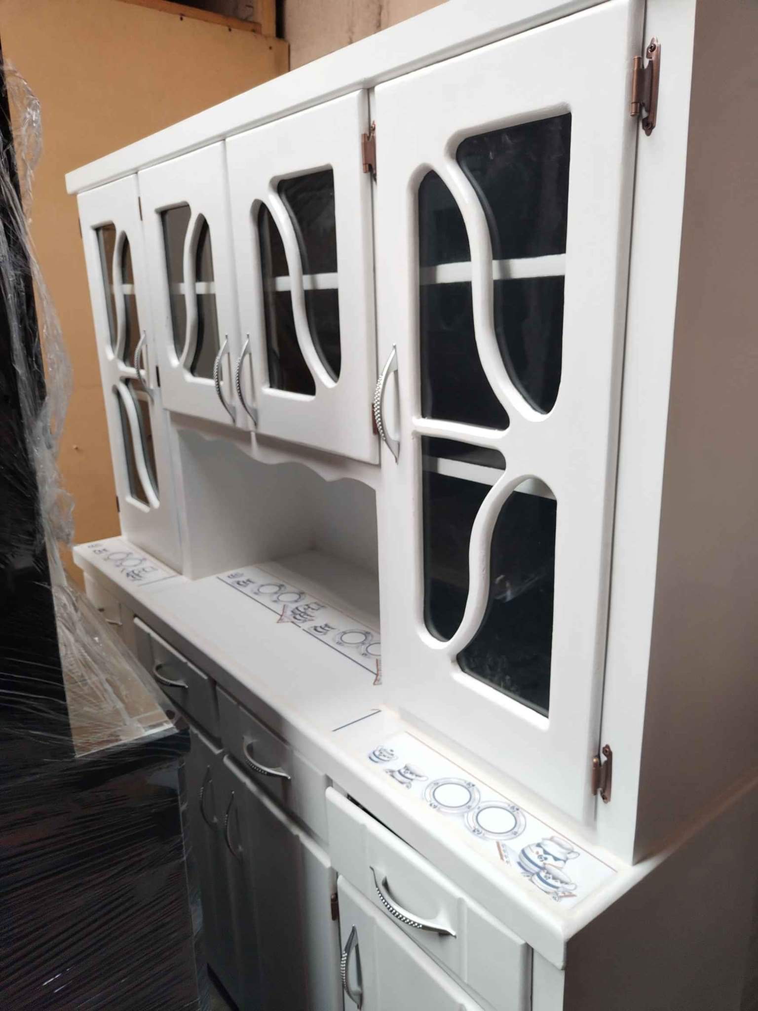 Hechas en mdf con estructura de madera de pino
 Azulejo en la parte de la base