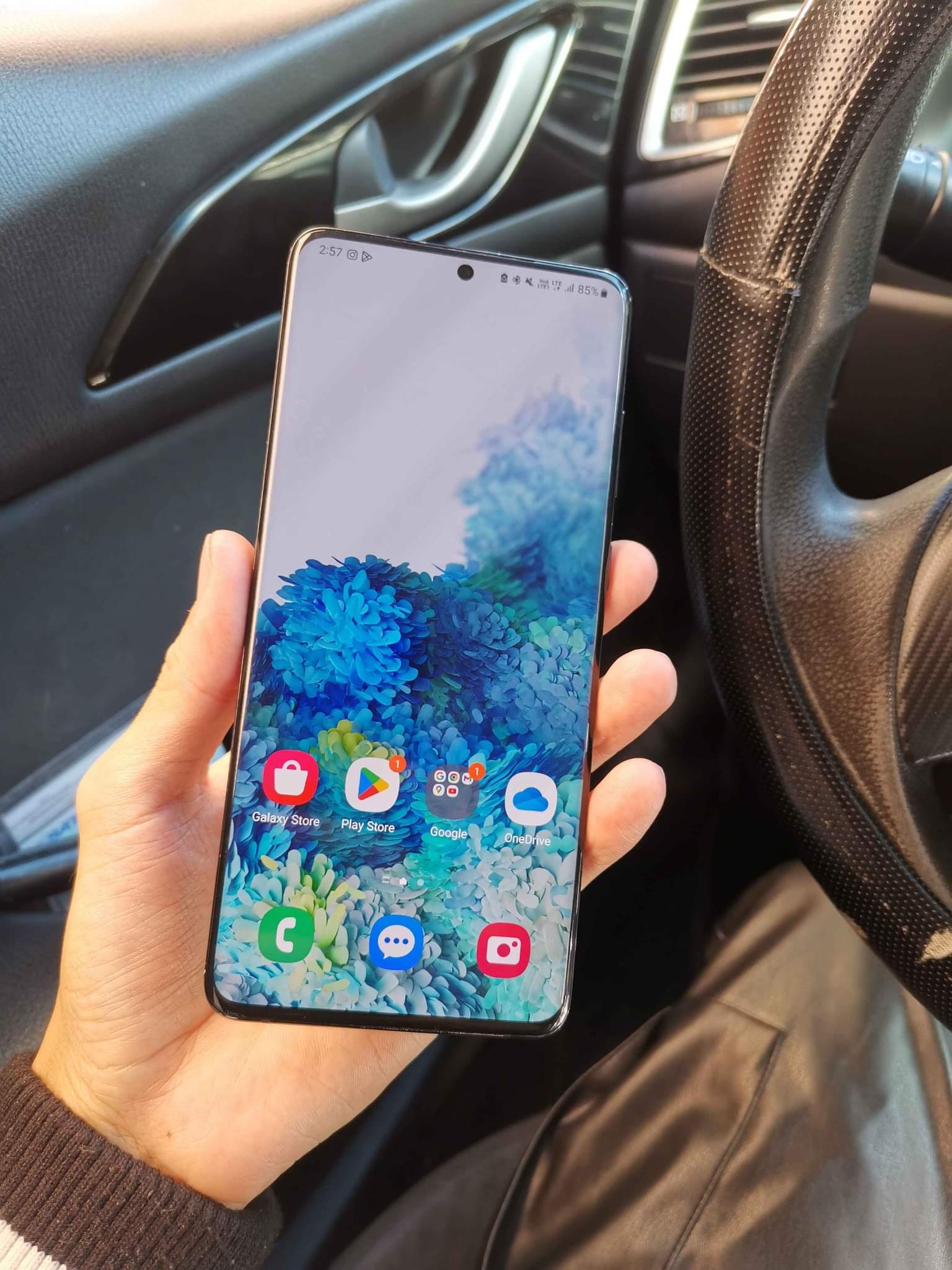 10/10
 Empresa tigo
 128gb 
 Entrego teléfono cargador y estuche 
 Acept negocio