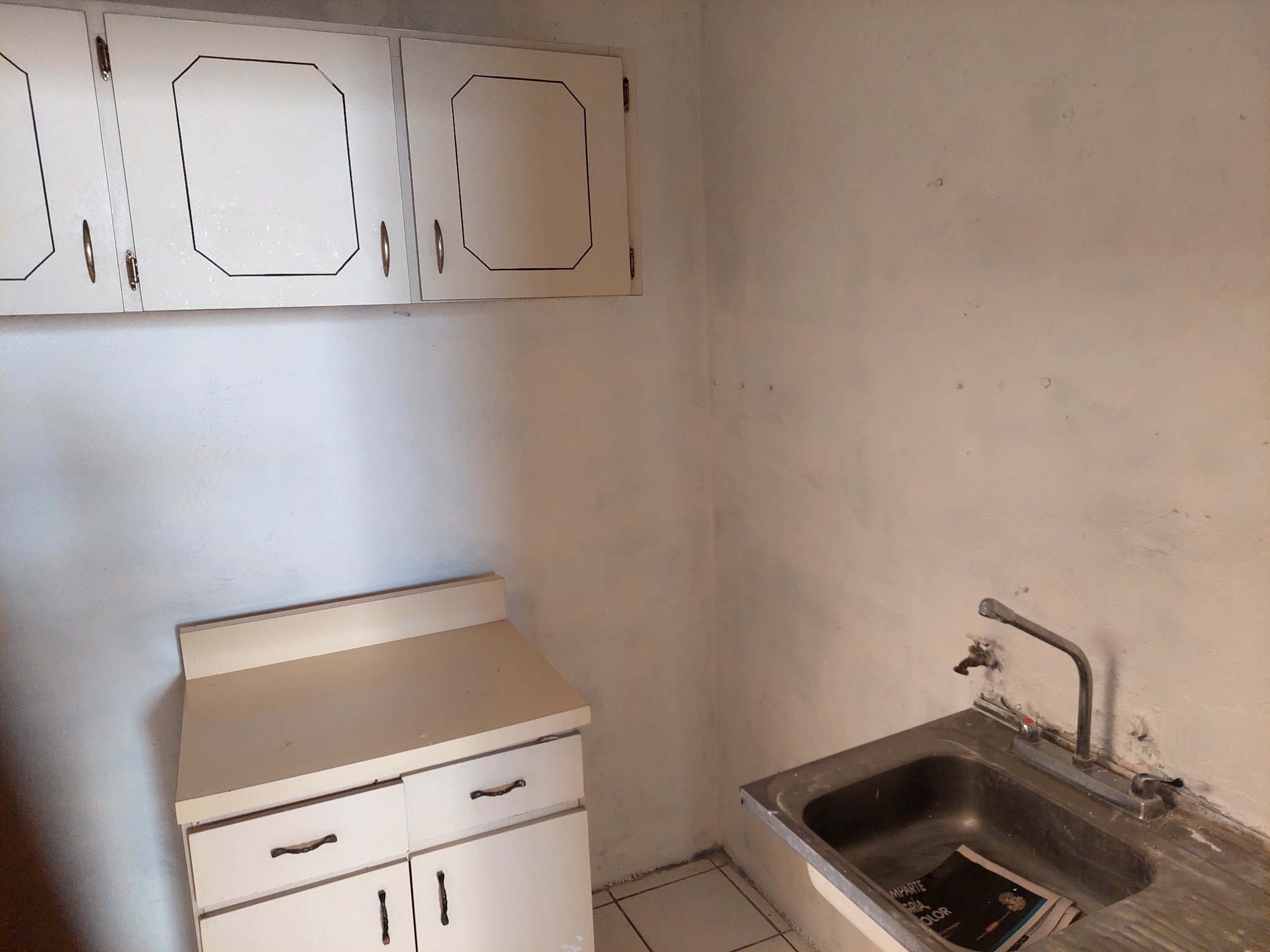 VENDO HERMOSA  casa en colonia valles de Sevilla ciudad San cristobal mixco 
1 n
