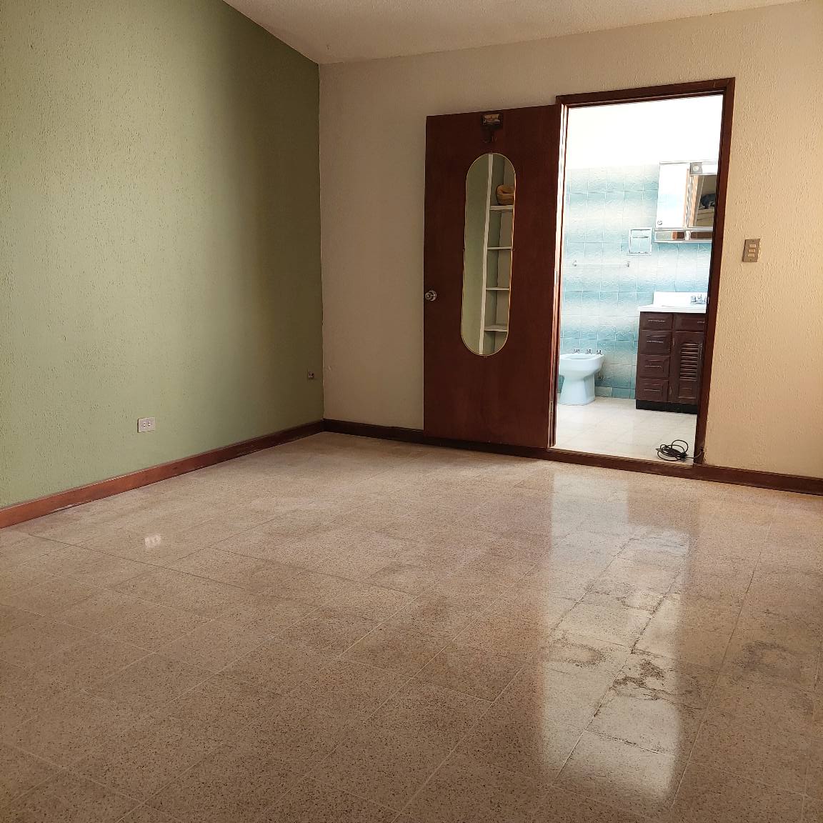 Alquilo Amplia cada en Residenciales Roosevelt,  Z7 de Mixco (dentro de garita)