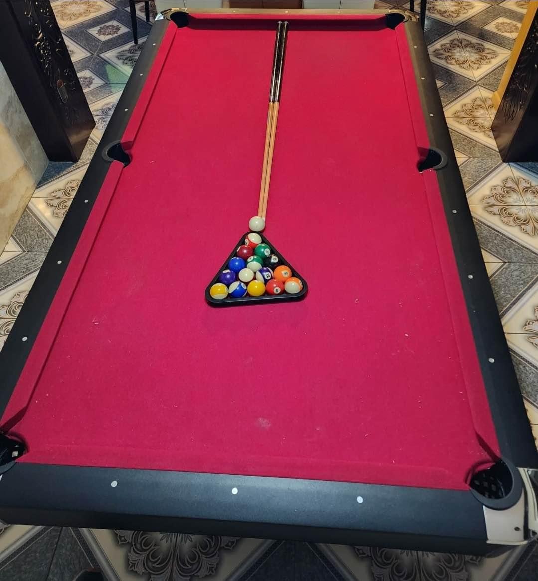 En venta mesa de billar, con dos tacos y bolas, asi como se ve en las imágenes p