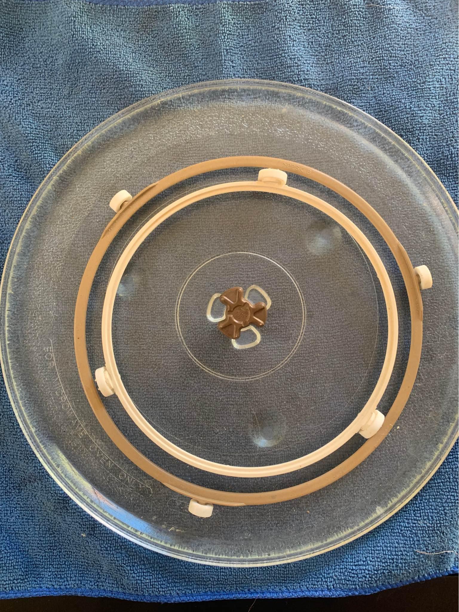 Plato para microondas de 31.4” con guía en excelente estado no astillado Q100.00