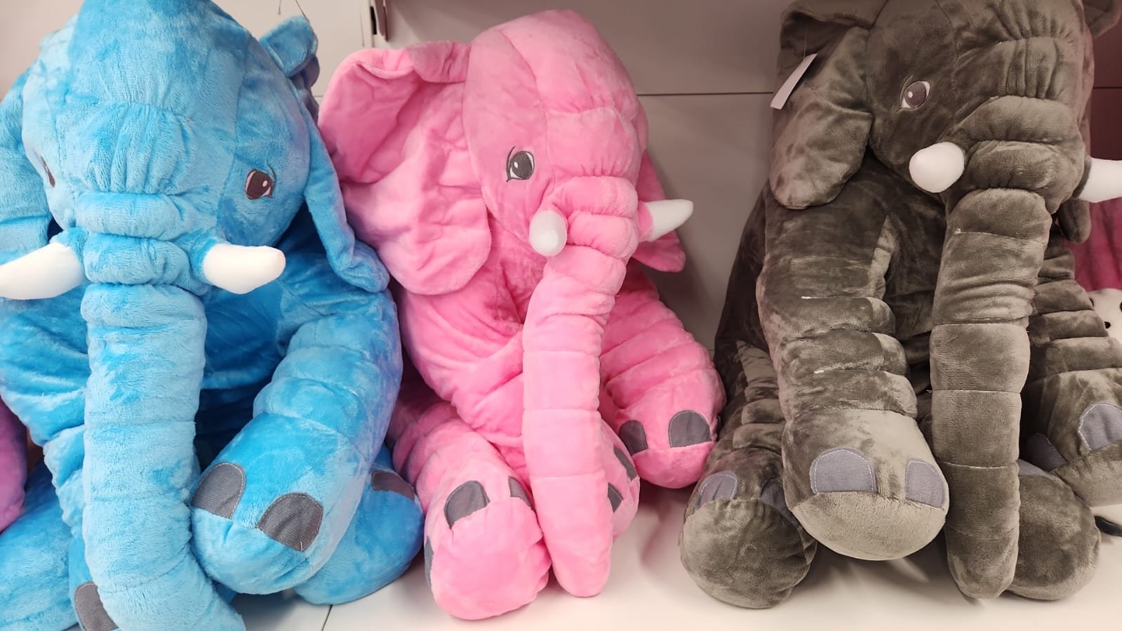 El mejor regalo: el lindo elefante de peluche siempre ha sido amado por niños y