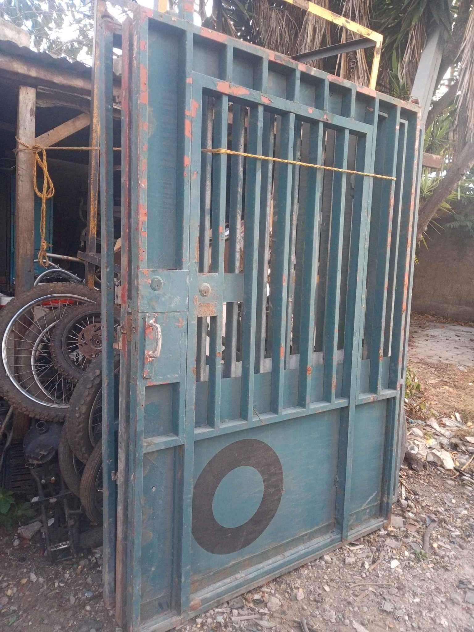 Vendo portón de 3 hojas dos hojas de 1.46 de ancho por 2.10 cada hoja y una de 1