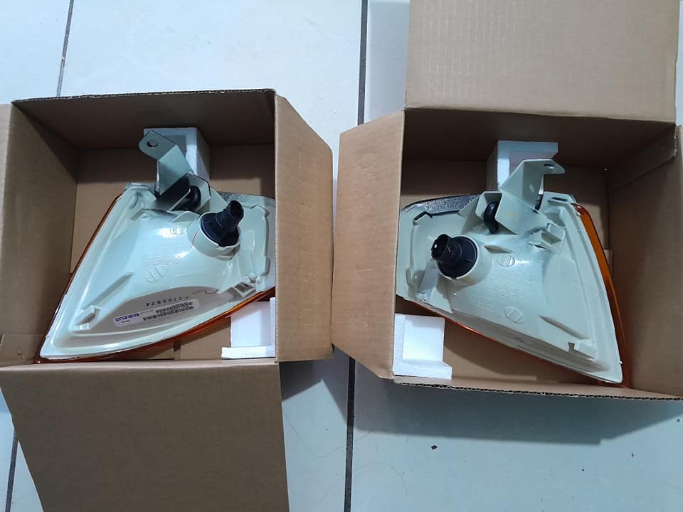 Vendo Lámparas delanteras de pidevias y luz media (corner). Para mazda Protege d