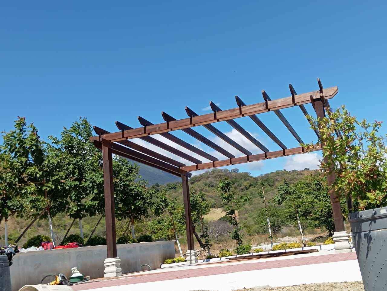 En bellece tu hogar o negocio con una de nuestras pergolas o deck     te ofrece