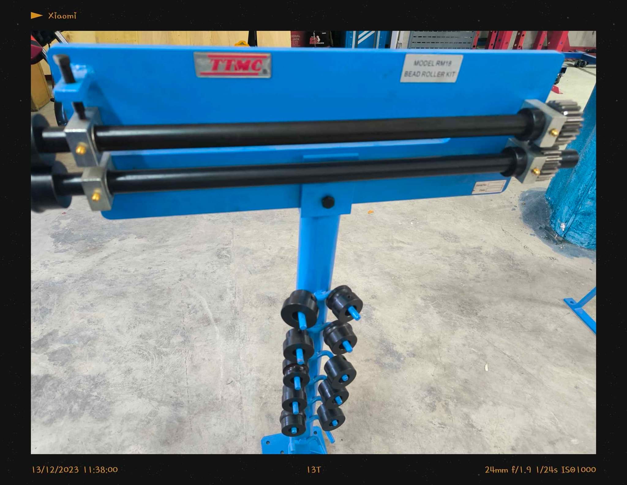 Veneadora de lámina lisa 
  Incluye 6 juegos de dados 
  45 centímetros de garg