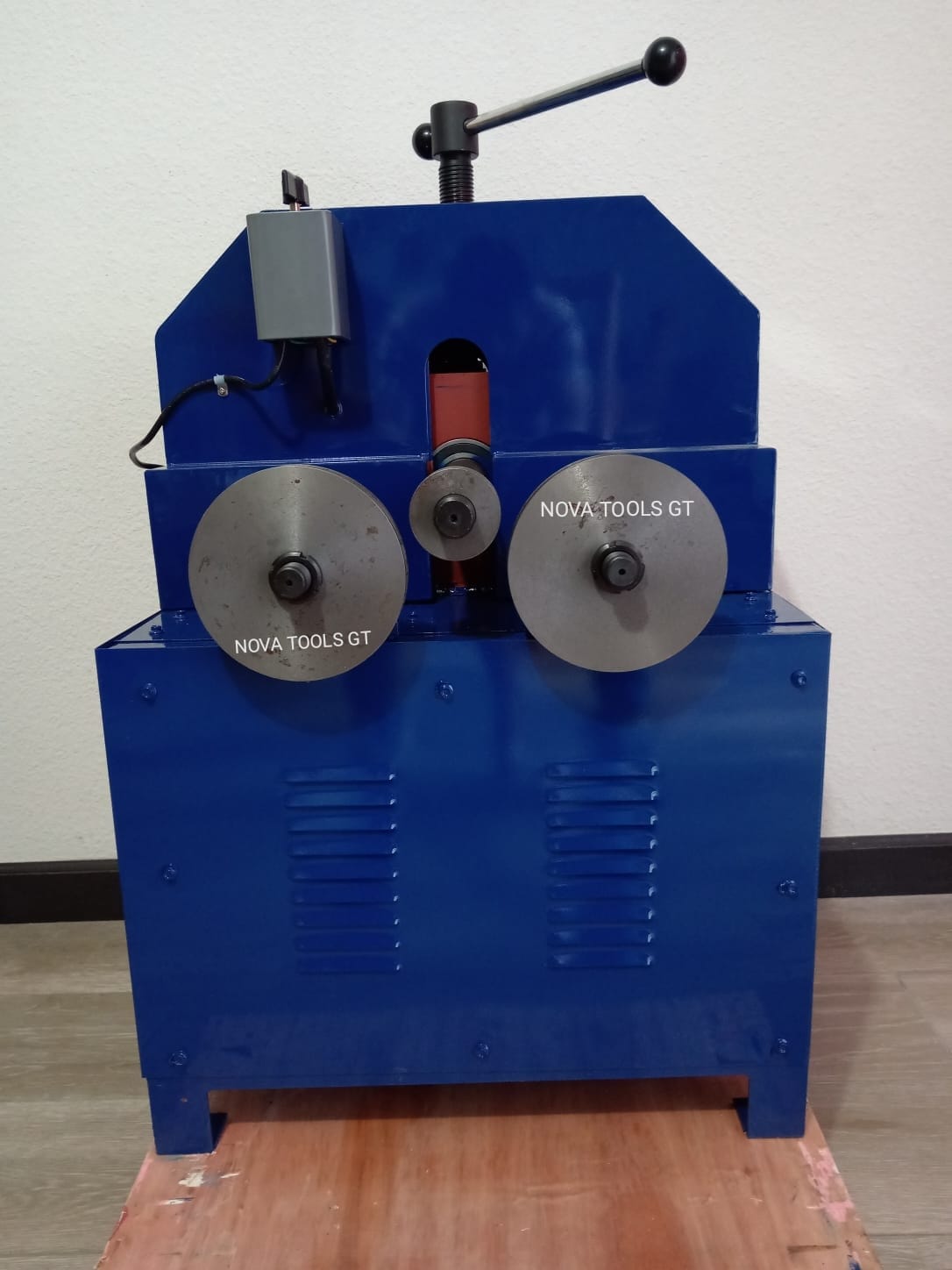 Roladora de tubo eléctrica
 Corriente 220 voltios
 Rolado de tubo redondo y cuad