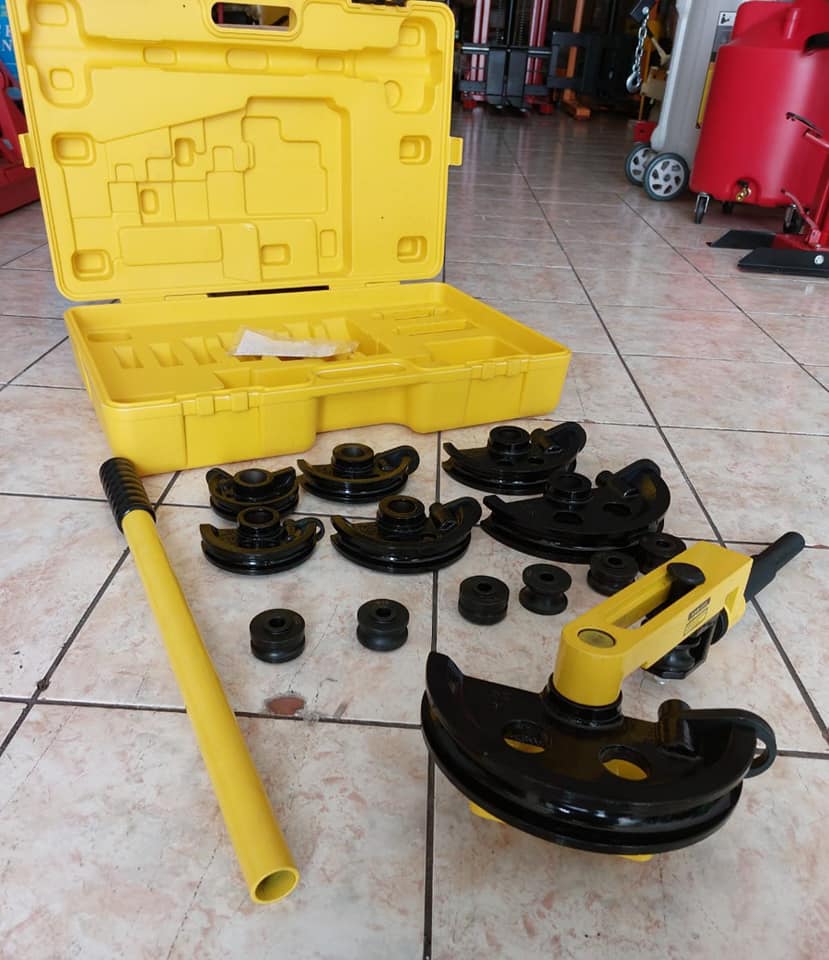 Dobladora de Tubo Circular
 Tipo manual
 Dobla desde ⅜" hasta 1"
 Incluye 7 dado