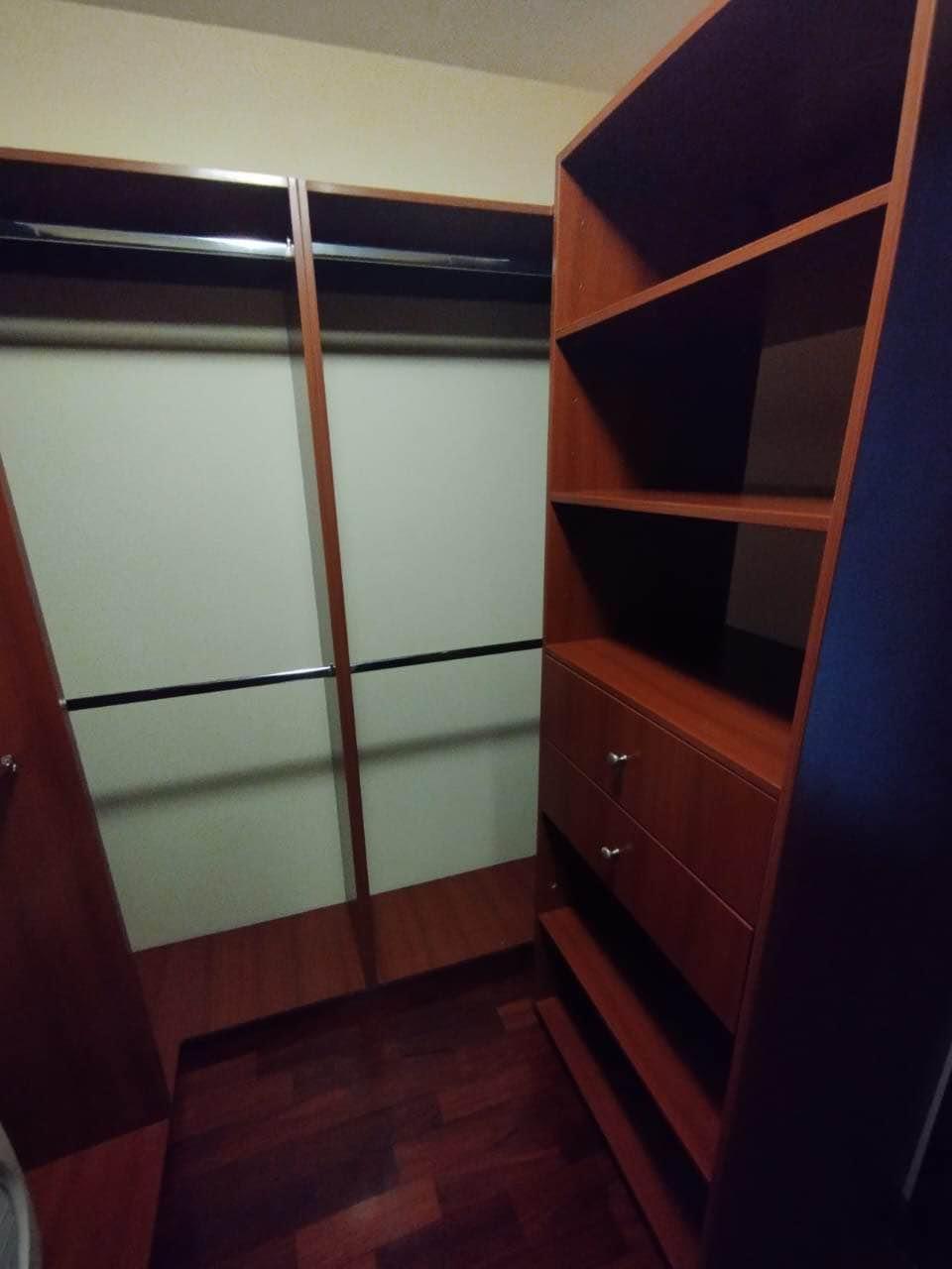 2 habitaciones 
 2 Baños 
 2 parqueos 
 Sala comedor cocina 
 $1350 mantenimient