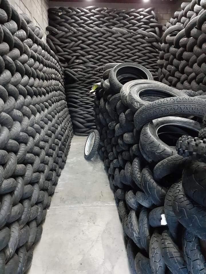 ABRIMOS CONTENEDOR 
 LLANTAS PARA CARRO Y MOTO 
 INFORMACIÓN Y PRECIO WHATSAPP 4