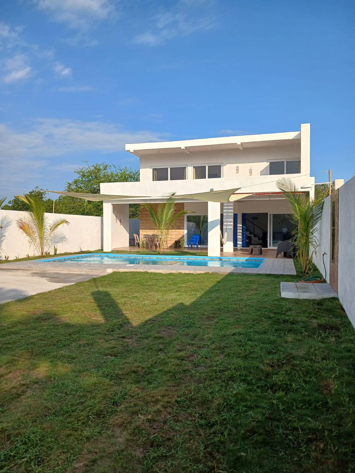 VENTA: preciosa casa de playa para inversión o descanso, camino a Monterrico