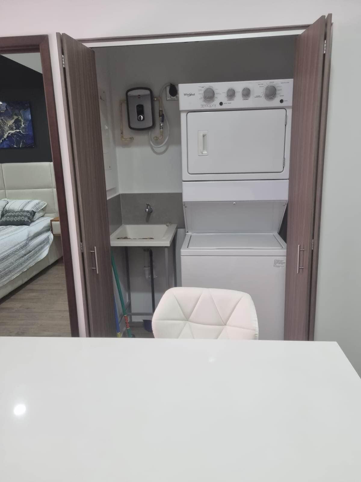 1 habitación  walking closet 
1 baño 
Sala con balcón 
Comedor y cocina 
1 parqu