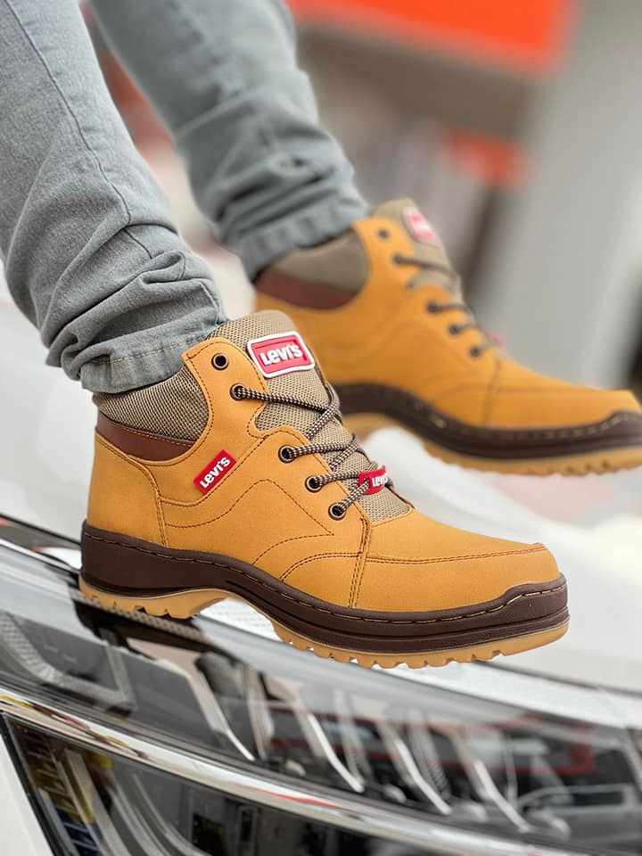 PRECIOS DE FABRICA
  CON MAS DE 200 MODELOS 
  MAYOREO SURTIDO 
Y MEDIAS CORRIDA