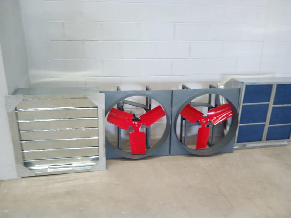 A la orden con:
 Campanas
 Extractores
 Estufas
 Mesas de trabajo
 Lavatrastos