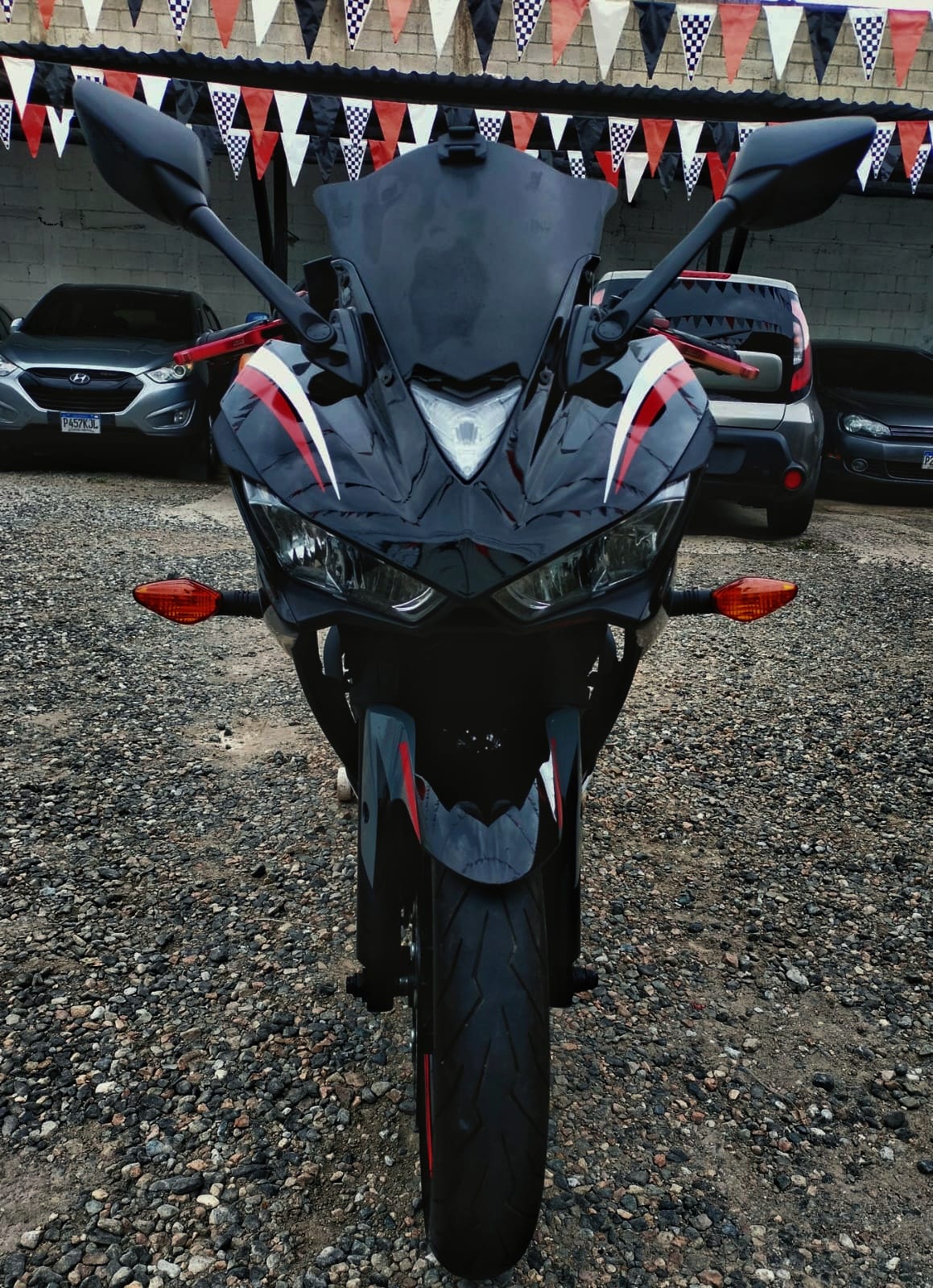 2015 Yamaha R3 
 Pintura nítida, llantas y frenos en buen estado, reciente ingre
