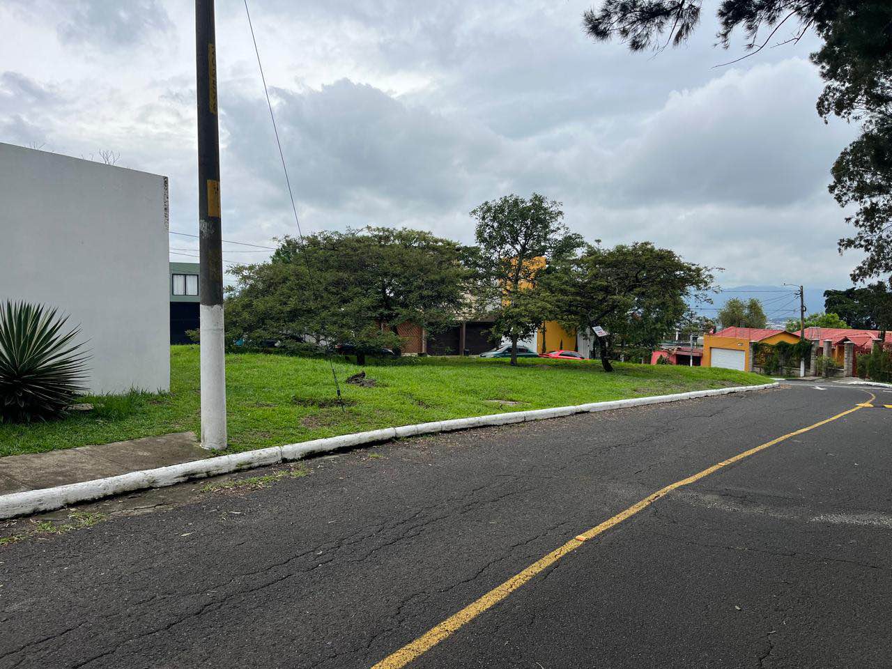 San Cristóbal XSupermercado torre de Pinares y farmacia Galeno 30x21 de esquina