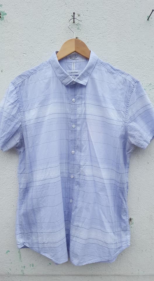 VENDIDA 
 Camisa Manga corta 
 Marca Calvin Klein
 Color lila, Celeste
 Estado