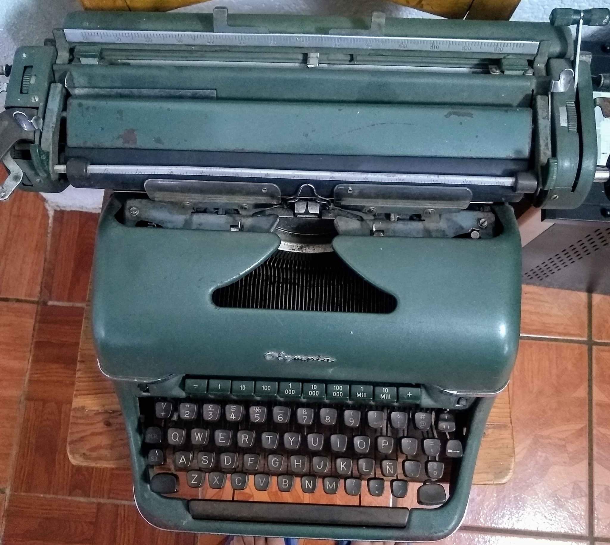 REMATO ESTA JOYA, Máquina de escribir de escritorio Auténtica Alemana 1,964, usa