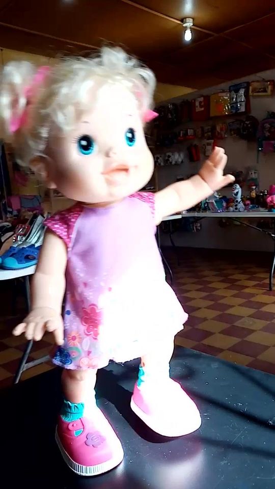 Hermosa Baby Alive que habla con su mami  
 Camina al tocarle la manita y al pre
