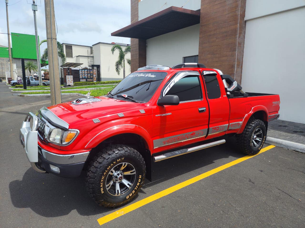 TOYOTA TACOMA SR5 
MODELO 2002
MECÁNICO 
EXTRACAB 
AIRE ACONDICIONADO ENFRIANDO