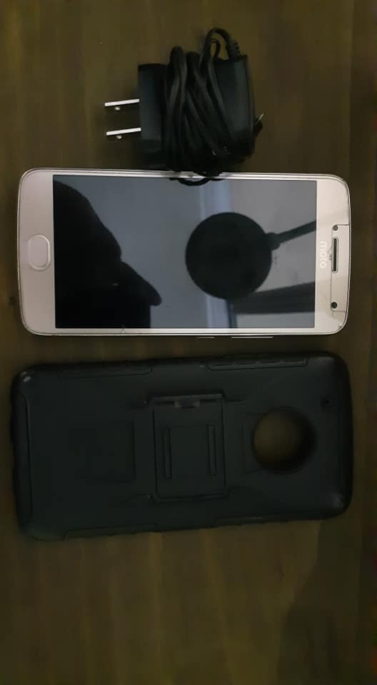 Vendo teléfono motorola g5 plus con cargador  de samsung en 650 negociables