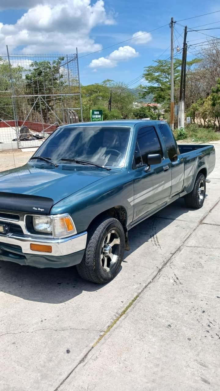 Q 59
 Vendo 22r modelo 92 mecánico Timón hidráulico pintura nítida bien ajustado