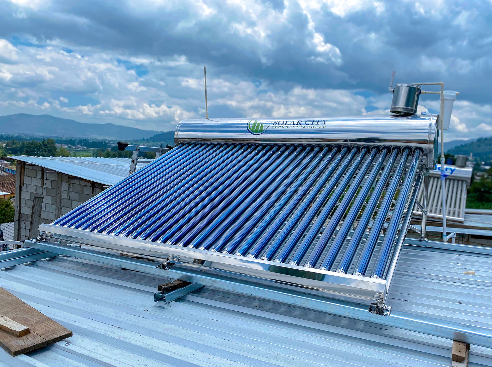 ¿𝗕𝘂𝘀𝗰𝗮𝘀 𝘂𝗻 𝗖𝗮𝗹𝗲𝗻𝘁𝗮𝗱𝗼𝗿 𝗦𝗼𝗹𝗮𝗿 𝗰𝗼𝗻𝗳𝗶𝗮𝗯𝗹𝗲 𝘆 𝗲𝗳𝗶𝗰𝗶𝗲𝗻𝘁𝗲?
𝘌𝘯 𝘚𝘰𝘭𝘢𝘳 𝘊𝘪𝘵𝘺, 𝘵𝘦𝘯𝘦𝘮𝘰𝘴 𝘭𝘢𝘴 𝘴𝘰