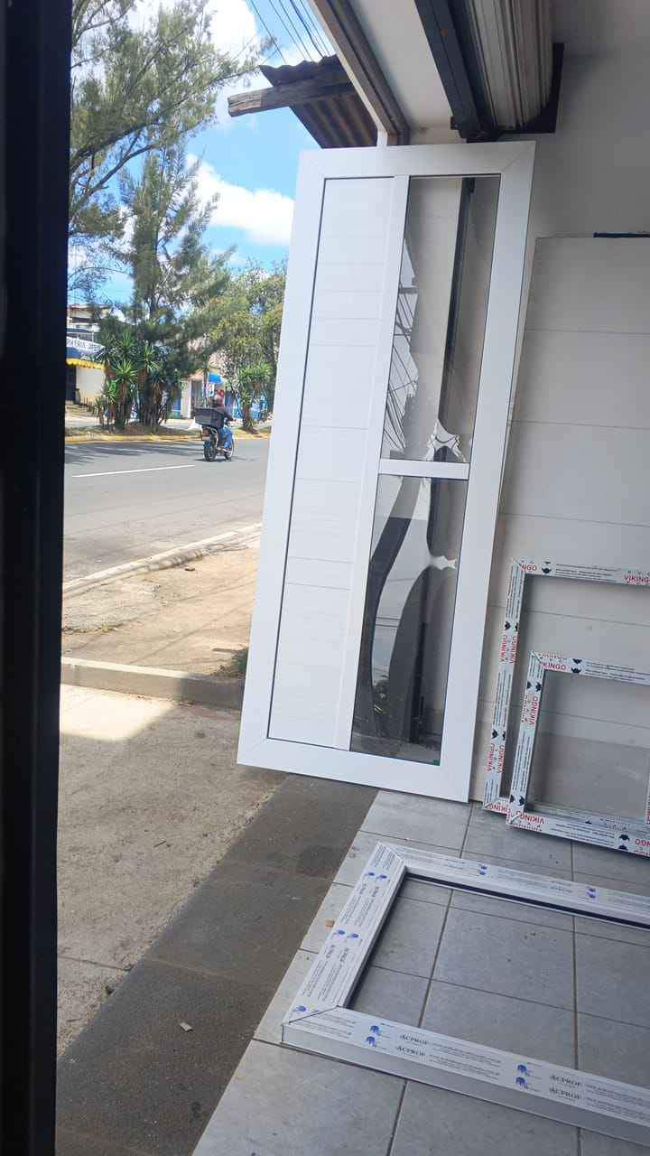 Nos ponemos a sus órdenes en fabricación de puertas de PVC blanco, diseño al gus