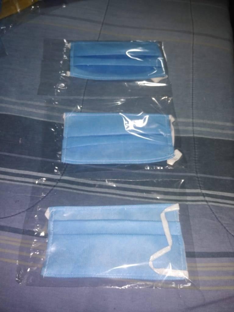 Buenas noches 
 Les ofrezco varias estilos de máscarillas de material quirúrgico