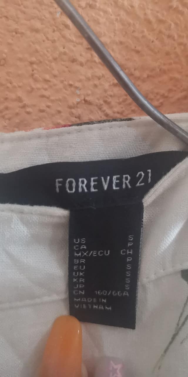 Disponible 
 Falda Floreada dama
 Marca Forever 21
 Estado 10/10
 Talla S
 Prec
