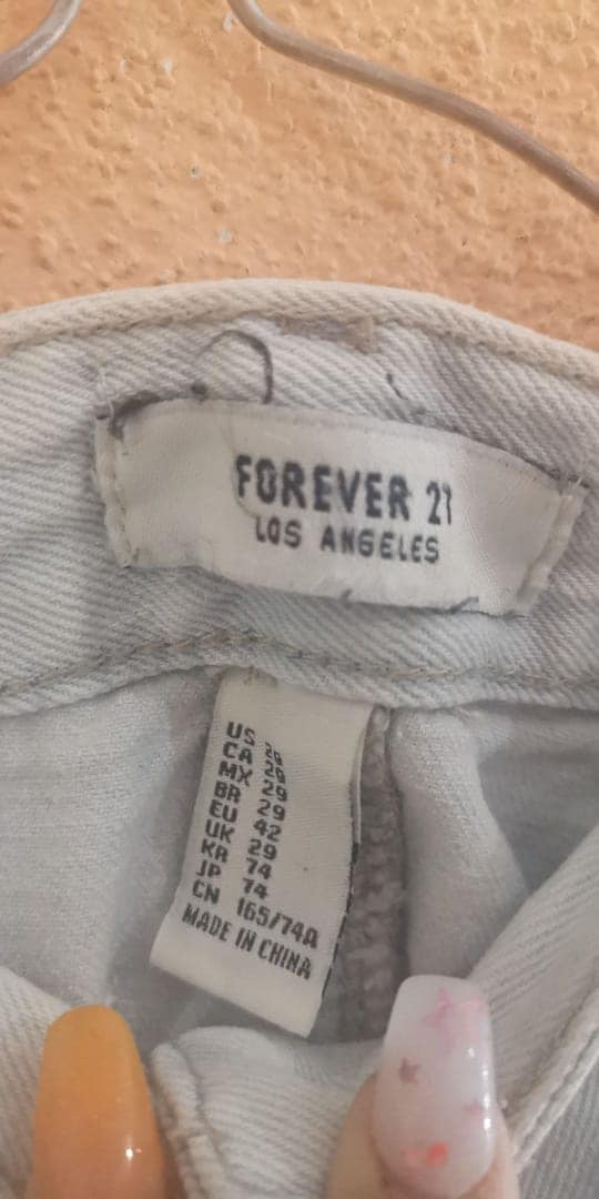 Disponible 
 Falda de Lona dama
 Marca Forever 21
 Estado 9/10
 Talla 29-M
 Pre