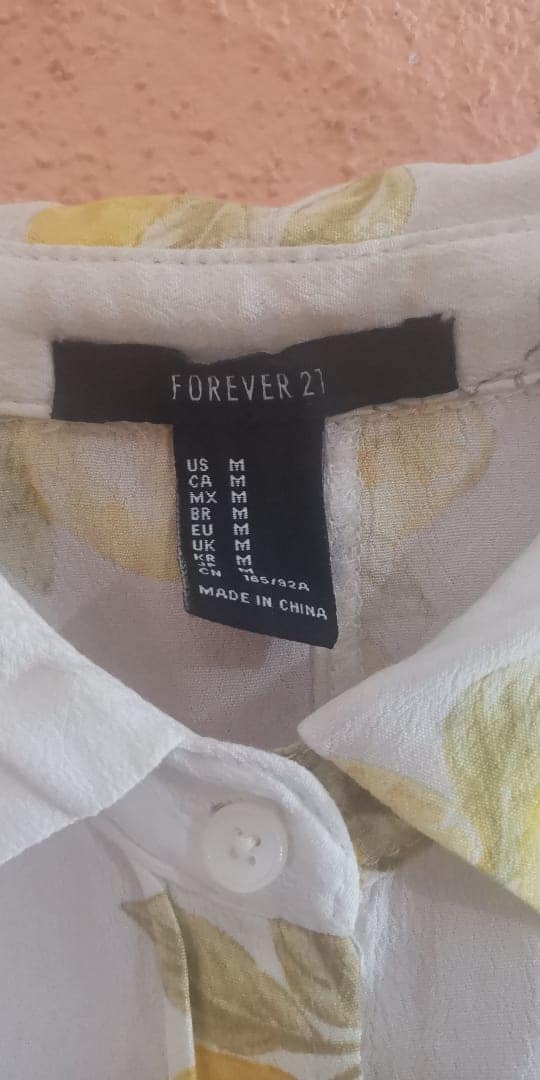 Disponible 
 Blusa Floreada 
 Marca Forever 21
 Estado 9/10
 Talla M
 Precio Q4