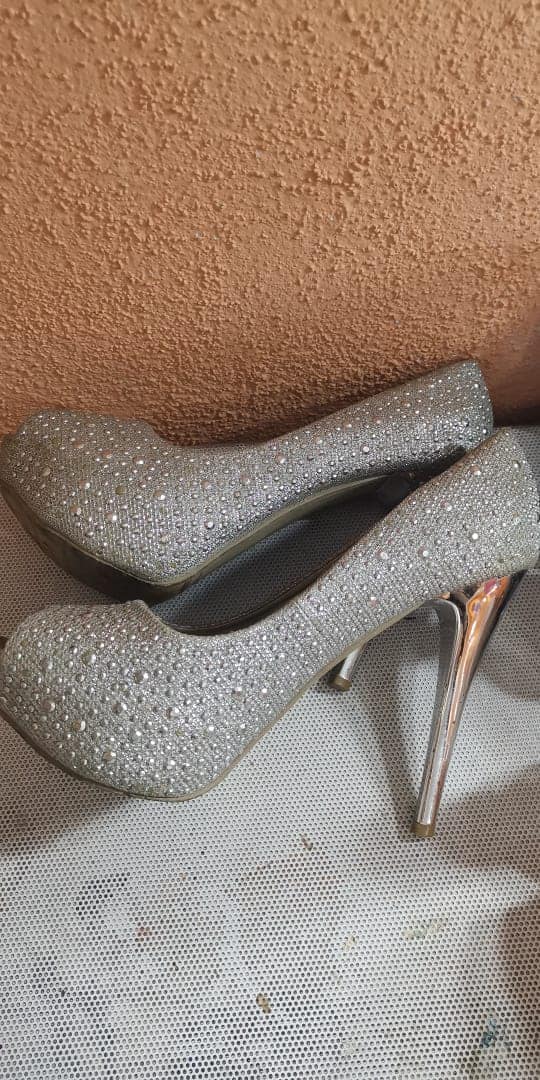 Disponible 
 Zapatos de tacón dama 
 Estado 9/10
 Marca Ciara
 Talla 39
 Precio