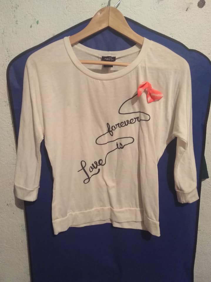 Blusa dama
 Marca "Rue 21"
 Estado 9/10
 Talla S 
 Precio Q25.00 
 Cualquier dud