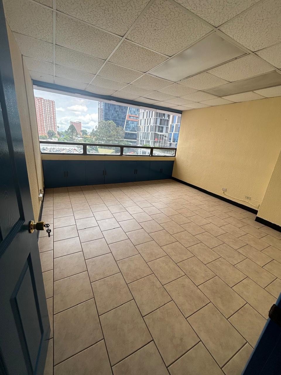 Oficina perfectamente ubicada en el Centro Empresarial Géminis 10  Distribución: